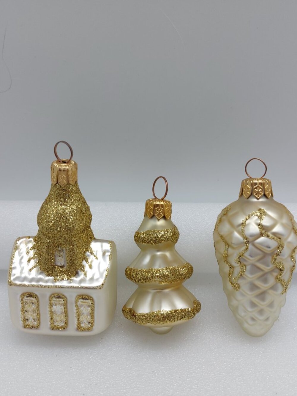 Vintage Hand Crafted Christmas Glass Ornament Off White & Gold Made In Ukraine - Picture 7 of 12